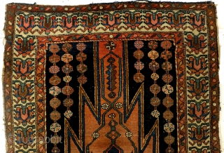 Mazleghan, Koerdish, 195 x 97 m. wool on cotton. Natural colors. 
Interesting and intriging figure, symbolizes fire, like some Caucasian carpets
from Karabach, fire is worsiped by the Zoroatians. 
Beatiful and magic wall  ...