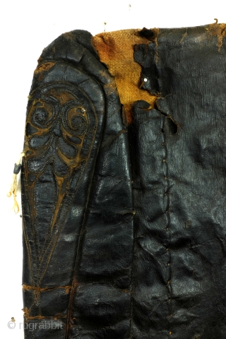 Saddlebag, complete, with leather, antique, 135 x 48 Cm. 54"x 20". 
Full pile.                    