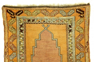 Anatolian prayer rug, from the historical town Niğde, between Yayahi and Karapinar. 
The remarkable long and narrow trapped mihrab is characteristic for Niğde. 

1900 - 1910, very good condition. 

83 x 140  ...