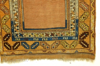 Anatolian prayer rug, from the historical town Niğde, between Yayahi and Karapinar. 
The remarkable long and narrow trapped mihrab is characteristic for Niğde. 

1900 - 1910, very good condition. 

83 x 140  ...
