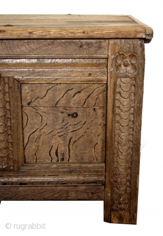 Lovley little chest, rare size, 77 cm's long ( 2.5 feet) 
High 1 fth 10 inch. 
Dutch early 18th century. Oak. 
later the adjustment is that the front can fold open.
The lid  ...