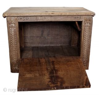 Lovley little chest, rare size, 77 cm's long ( 2.5 feet) 
High 1 fth 10 inch. 
Dutch early 18th century. Oak. 
later the adjustment is that the front can fold open.
The lid  ...