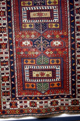 Baku, Adzerbeidzjan, ceab border, crispy details, natural colors, 
fine knotted. 290 x 140 Cm's.                   