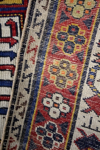 Baku, Adzerbeidzjan, ceab border, crispy details, natural colors, 
fine knotted. 290 x 140 Cm's.                   