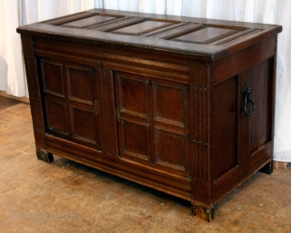 Dutch chest, 17th century.
Oak. long 107 Cm. 3.5 ft. 
High 68 cm. 2 ft.3"
great patine. 
minor restaurations.
Ask for details.              