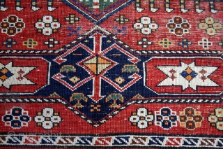 Baku, Adzerbeidzjan, ceab border, crispy details, natural colors, 
fine knotted. 290 x 140 Cm's.                   