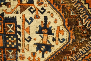 antique Afshar, called by Ashar Doj Goli a Parizi, two flowers from Parizi. 
Nice corroding in the brown/black wool. 

from €650,00 to €450,00          