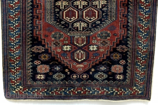 Bird-Shirvan 

Very expertly knotted carpet.  
Sharp details, in quiet, compatible colors. 
Warp and weft in white wool. 
450 kn/M ².  Second quarter of the 20th century.  
107 x 166  ...