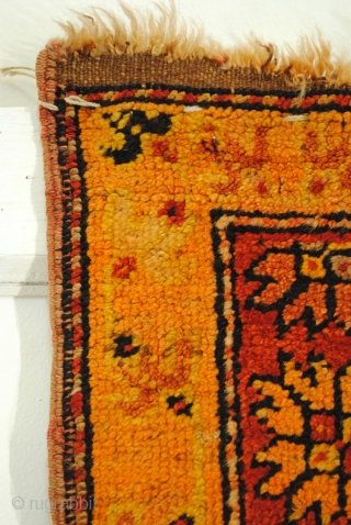 Prayer rug, Konya, Anatolia. 
157 x 105 cm.  
5.2 feet x 3.5 feet. 

The lamp stand for the Holy Light. 
Great Abrash!          