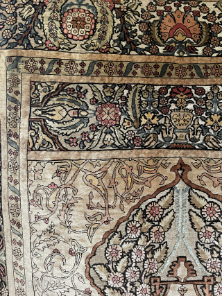 Silk Hereke, 102 x 155 cm., 10 x 10 knots per sq/cm., silk on silk and with silver threads (souf). Mint condition. Ca. mid 20th century. From an old Armenian collection.
Info please ...