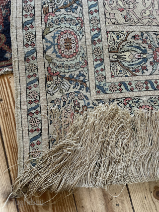 Silk Hereke, 102 x 155 cm., 10 x 10 knots per sq/cm., silk on silk and with silver threads (souf). Mint condition. Ca. mid 20th century. From an old Armenian collection.
Info please ...