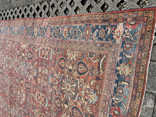 Antique Mahal 410 x 310 cm, complete sides and endings; no damages, no repairs. With wear, but still with flair. robvanwieringen@telfort.nl            