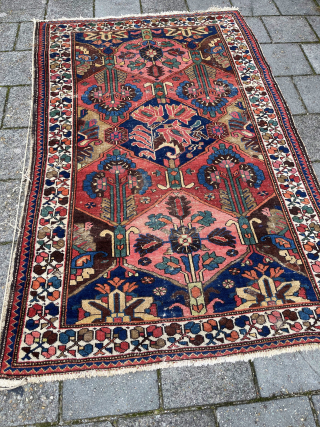 Sweet antique Bachtiari rug, 204 x 130 cm., with a nice range of colours, all natural. With low pile, the sides needs rewrapping and a small patch in the upper left corner.
robvanwieringen@telfort.nl 