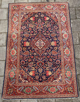 Antique Keshan rug, 208 x 135 cm. Good pile all over, without wear and with saturated, all natural dyes. 7x small moth spots, all shown in the last 4 picts.
Knot density: 6  ...