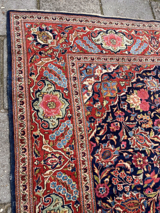 Antique Keshan rug, 208 x 135 cm. Good pile all over, without wear and with saturated, all natural dyes. 7x small moth spots, all shown in the last 4 picts.
Knot density: 6  ...