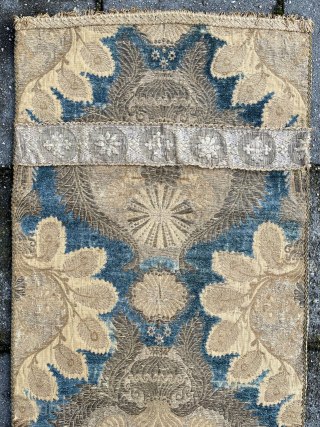Antique voided silk velvet panel with gold and silver thread on a cotton ground, 131 x 50 cm.
Ottoman/Italian? 17th/18th c.? Original sides, with its original trimming.
Not sure if the two attached straps  ...