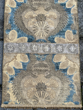 Antique voided silk velvet panel with gold and silver thread on a cotton ground, 131 x 50 cm.
Ottoman/Italian? 17th/18th c.? Original sides, with its original trimming.
Not sure if the two attached straps  ...