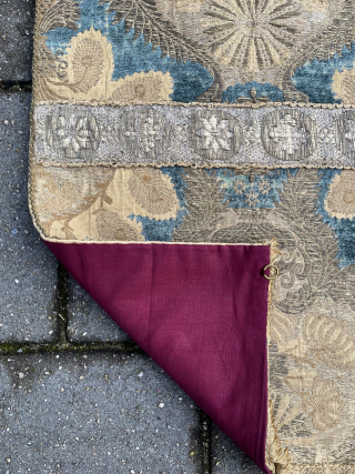 Antique voided silk velvet panel with gold and silver thread on a cotton ground, 131 x 50 cm.
Ottoman/Italian? 17th/18th c.? Original sides, with its original trimming.
Not sure if the two attached straps  ...