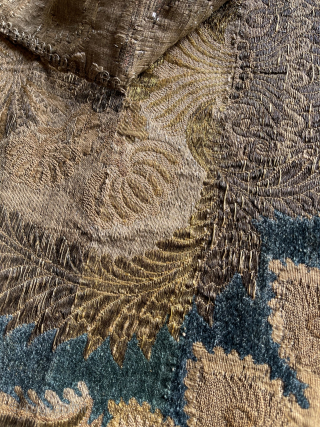 Antique voided silk velvet panel with gold and silver thread on a cotton ground, 131 x 50 cm.
Ottoman/Italian? 17th/18th c.? Original sides, with its original trimming.
Not sure if the two attached straps  ...