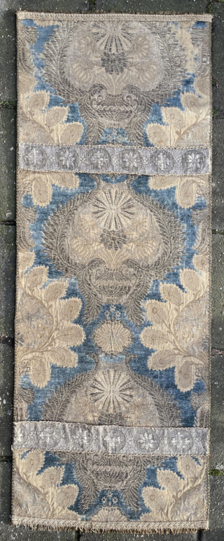 Antique voided silk velvet panel with gold and silver thread on a cotton ground, 131 x 50 cm.
Ottoman/Italian? 17th/18th c.? Original sides, with its original trimming.
Not sure if the two attached straps  ...