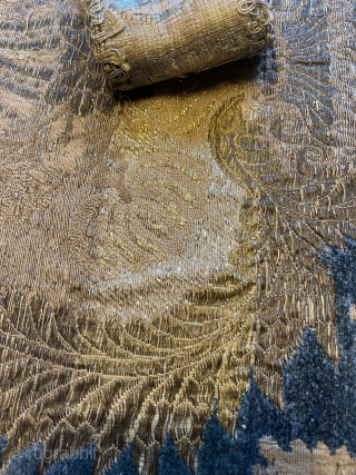 Antique voided silk velvet panel with gold and silver thread on a cotton ground, 131 x 50 cm.
Ottoman/Italian? 17th/18th c.? Original sides, with its original trimming.
Not sure if the two attached straps  ...