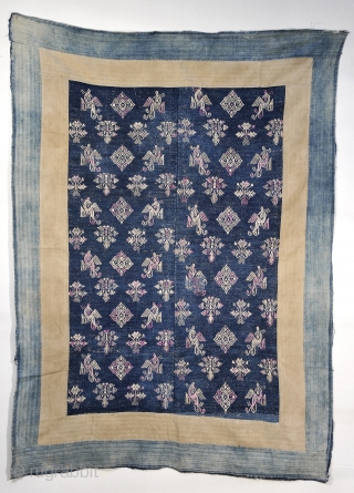 Early 20th century Maonan ethnic group - .northern part of the Guangxi Zhuang Autonomous Region. Brocade on indigo blue ground - with original border. Early piece collected in Southeast Asia 1990.


40 x  ...