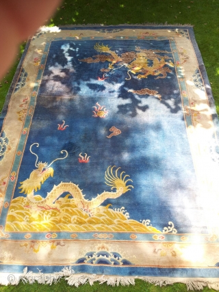 A beautyful blue chinese dragonrug with 2 dragons fighting over a pearl.
It's a big rug: 300cm X 430cm
Hand knotted.

It has some stains but is not in real bad shape and not worn  ...