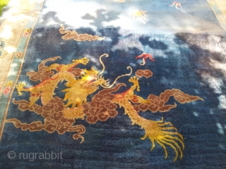 A beautyful blue chinese dragonrug with 2 dragons fighting over a pearl.
It's a big rug: 300cm X 430cm
Hand knotted.

It has some stains but is not in real bad shape and not worn  ...