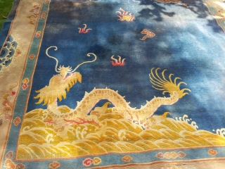 A beautyful blue chinese dragonrug with 2 dragons fighting over a pearl.
It's a big rug: 300cm X 430cm
Hand knotted.

It has some stains but is not in real bad shape and not worn  ...