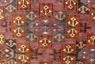 Yomut (wedding?) rug , 90 x 130 cm. with Kepse Gol design. 19 th. Century. Nice old bottle green and mid-blue colours. In good condition, slightly reduced at both ends.
420 USD Incl.  ...