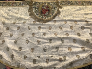 19TH Centry. COPE

Body of cream silk brocade with silver and gold metallic in floral design on side front sections.  
Back brocade of cream brocade with stylized fleur de lis design.
Back neck  ...