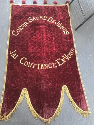 French Religious Banner

Red silk velvet with looped hang tabs. 
Gold leaf painted letters in French language: Coeur de Sacre De Jesus/J’ai Confiance en Vous
(Sacred Heart of Jesus/ I have faith in you).  ...