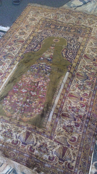 Silk Rug in good condition. Size: 77'' x 49 ''                       