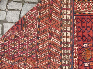 Antique Turkoman Tekke Engsi very nice colours all original no repair
Size: 1,42 x 1,30 cm Circa: 1900
                