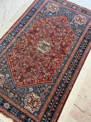 Attractive Shiraz Rug 4’10”x7’9” feet 1,48x2,36 cm nice colors and nice conditions all original AVAILABLE if need any more information please contact E-mail  sahcarpets@gmail.com  or WhatsApp +905358635050 
Thank you very  ...