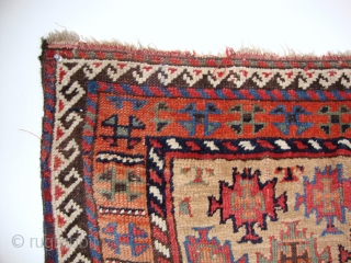 A Baluch-Bahluli rug, Symmetric knotted, Circa 1850? All natural colours, Condition (see photo's),
Size: 125 x 125 cm.                