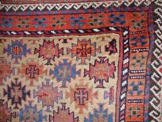 A Baluch-Bahluli rug, Symmetric knotted, Circa 1850? All natural colours, Condition (see photo's),
Size: 125 x 125 cm.                