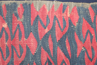 Scharköy Kelim um 1850 137x110cm Er hat mehrere alte Reparaturstellen.                        ...