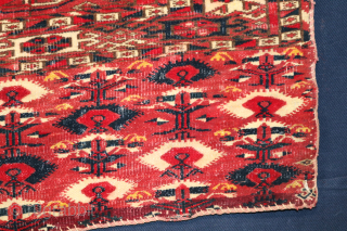 Tekke Chuval
122 x 66 cm (4' x 2' 2")
Turkmenistan, second half 19th century   Sie können mich gerne über Rugrabbit oder direkt per Email kontaktieren. Meine Emailadresse lautet salihunal@msn.com Feel free  ...