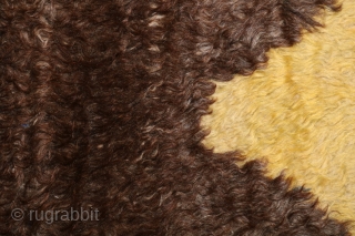 a very beautiful Tülü carpet around 1900, probably from Karapinar or Capadocia. The wool is undyed, completely natural. Size in cm 150x90cm Ein sehr schöner Tülü-Teppich um 1900, vermutlich aus Karapinar oder  ...