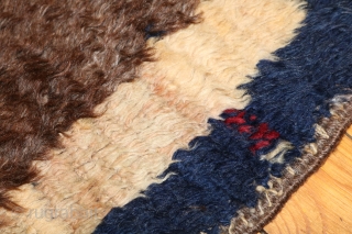 a very beautiful Tülü carpet around 1900, probably from Karapinar or Capadocia. The wool is undyed, completely natural. Size in cm 150x90cm Ein sehr schöner Tülü-Teppich um 1900, vermutlich aus Karapinar oder  ...