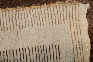 a very beautiful Tülü carpet around 1900, probably from Karapinar or Capadocia. The wool is undyed, completely natural. Size in cm 130x110cm Ein sehr schöner Tülü-Teppich um 1900, vermutlich aus Karapinar oder  ...