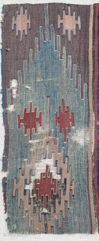 Beautiful Anatolian kilim fragment 17th Century. 100 x 75 cm.
                       