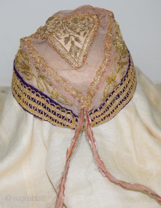 A topi or cap for ladies, made with silver threat work on net. Size: 24 cms.
About 1910s. Please ask for.             