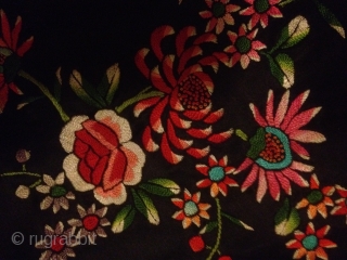 Stunning antique chinese/SILK
Silk embroidered needle work Dress
Excellent condition 100cmx55cm                        