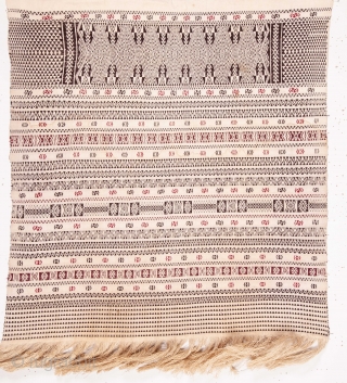 Indonesian Finely Woven Textile 
56 x 120 cm / 1'10'' x 3'11''                     