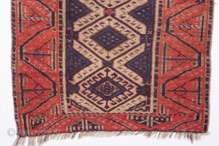 Baluch Rug with missing body parts and still standing
73 x 145 cm / 2'4'' x 4'9''                 