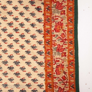 Indian Kashmir Shawl
19th C.
106 x 202 cm / 3'5'' x 6'7                      