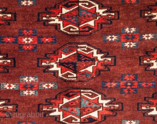 Turkmen Yomud Chuval 77 x 116 cm / 2'6'' x 3'9''                      