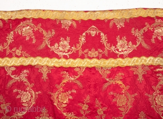  French or Italian Brocaded Damask Priest Cope
19th C or earlier
290 x 135 cms/ 144.17 x 53.15 in.               